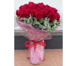 F64 99 RED ROSES BOUQUET WITH RED WRAPPING